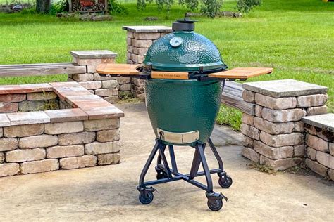 Schéma Big Green Egg s vyznačenými teplotami pre prípravu pastierskeho koláča