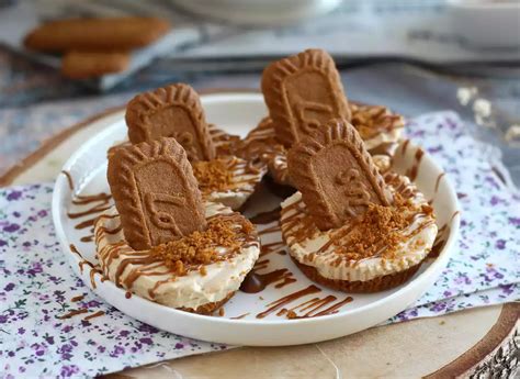 Jednotlivé porcie tvarohových koláčikov so sušienkami speculoos