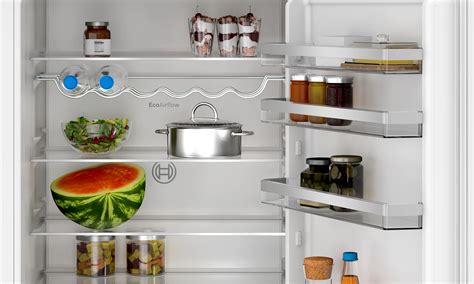 Interiér modernej chladničky s organizovanými potravinami