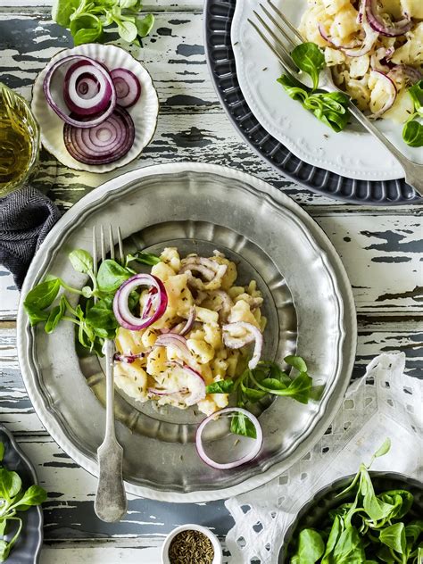 Všetky ingrediencie na viedenský zemiakový šalát pripravené na stole