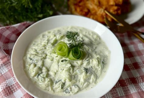 Suroviny na uhorkový šalát: uhorky, kyslá smotana, kôpor, cesnak, korenie
