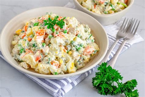 Základné ingrediencie pre tradičný zemiakový šalát