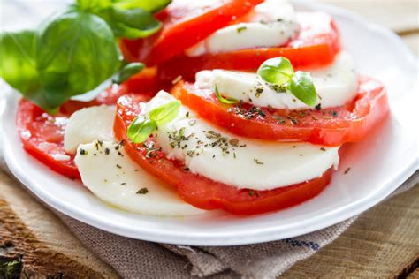 Talianska vlajka a ingrediencie šalátu Caprese