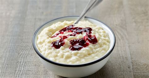 Mliečna ryža v pohári s rôznymi ozdobami
