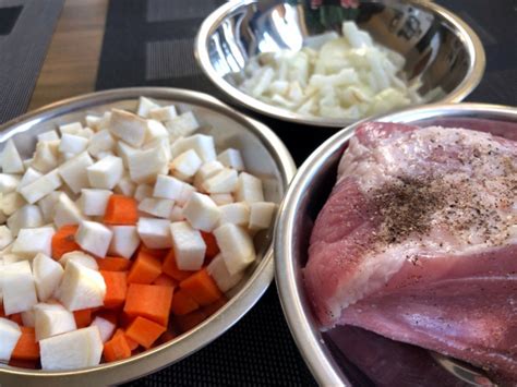 Všetky ingrediencie na bravčové stehno po maďarsky na doske