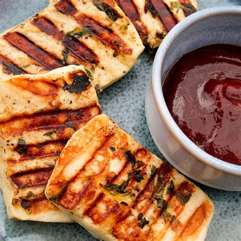 Servírovaný grilovaný halloumi s batátmi a figami