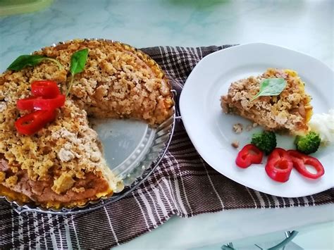 Pohľad zhora na bezlepkový slaný koláč s batátovou krustou