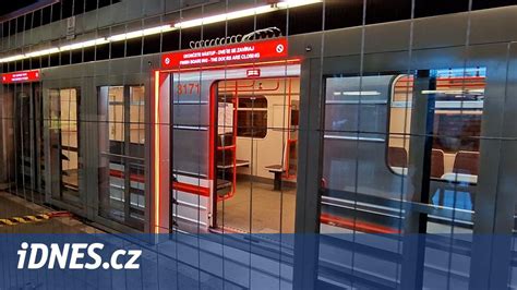 Historické zobrazenie predaja madleniek na stanici v Commency