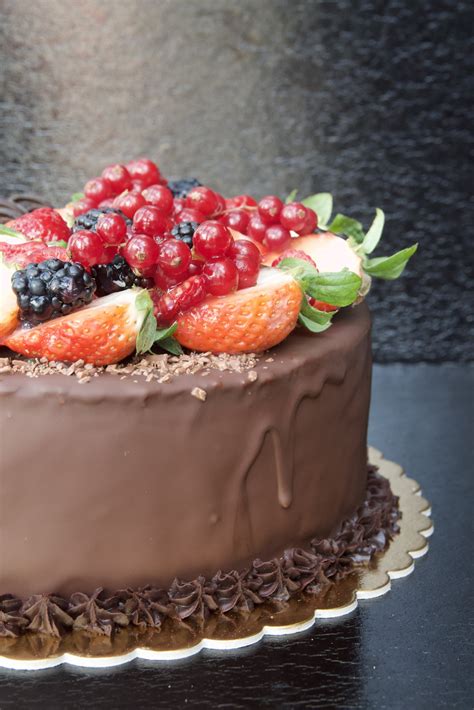 Bohato zdobená čokoládová torta s marcipánom a ovocím