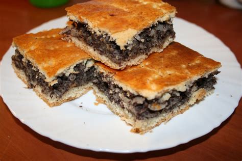 jablkovo makovy kolac na tanieri