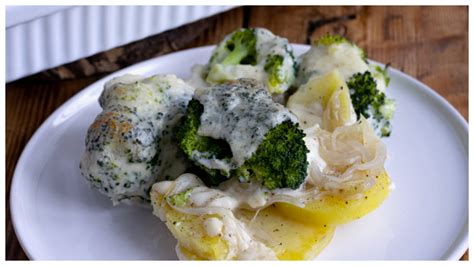 Ilustračná fotografia zapekanej brokolice s bešamelovou omáčkou a syrom