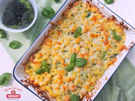 Zapekacia misa s pripravenou brokolicou a bešamelom pred pečením