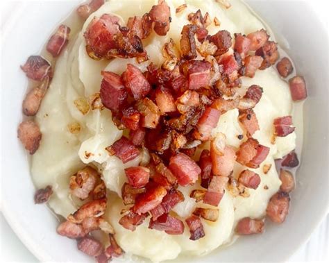 Zemiaková kaša s cibuľkou a slaninou