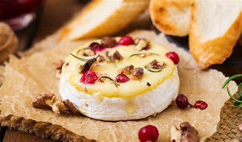 Grilovaný camembert v alobale s bylinkami