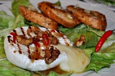 Zapekaný camembert s medom a orechmi