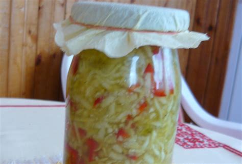 Ingrediencie na uhorkový šalát s vegetou