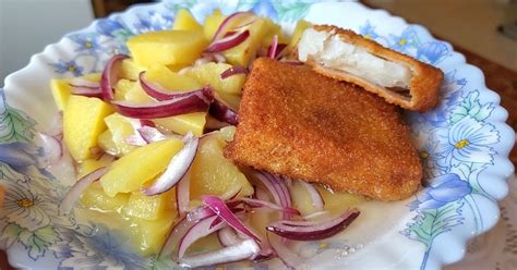 Čerstvé ingrediencie na zemiakovo-cibuľový šalát