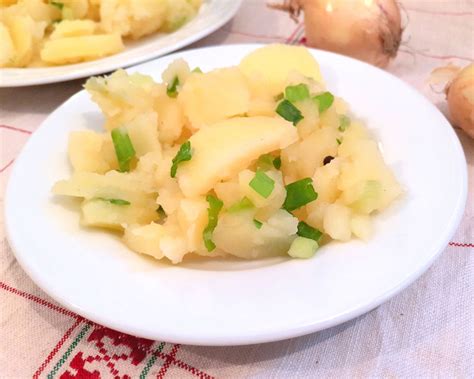 Zemiakovo-cibuľový šalát s horúcou zálievkou