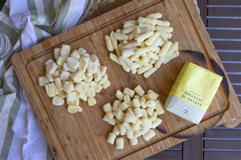 Zemiakové gnocchi na drevenej doske
