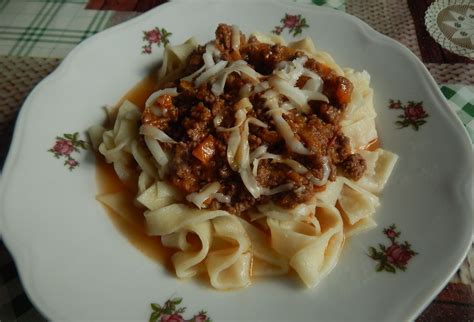 Pasta sciutta na tanieri s mäsovou omáčkou