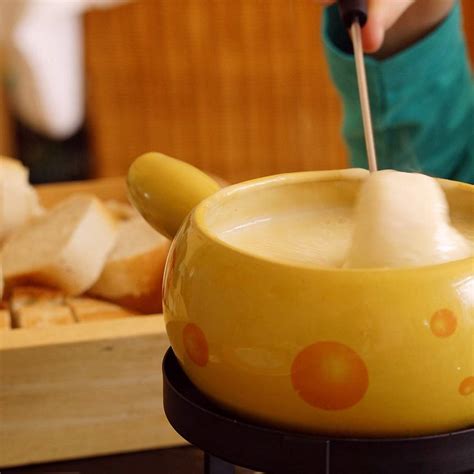 Švajčiarske syrové fondue s chlebom