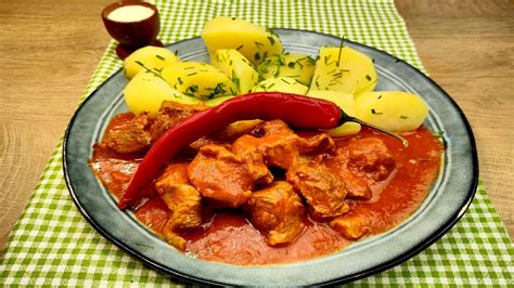 Morčací perkelt s čerstvou cibuľou na tanieri