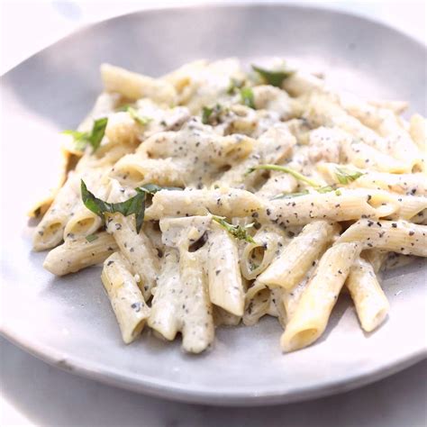 Cestoviny Penne s omáčkou a čerstvou bazalkou