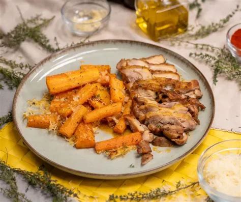 Rôzne druhy mäsa s pečenou mrkvou na tanieri