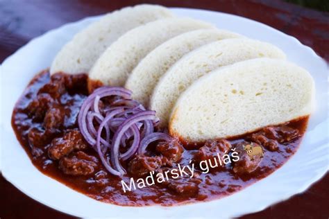 Servírované jedlo s knedľou a cibuľovými krúžkami