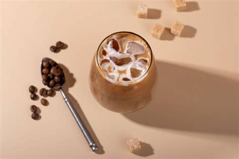 Ľadové cappuccino v pohári s kockami ľadu