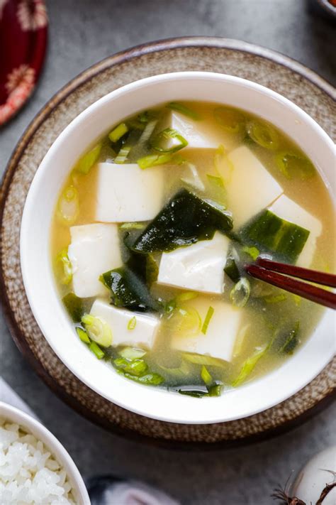 Fotografia hotovej miso polievky s tofu a wakame