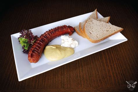 Pečená klobása s horčicou a chlebom
