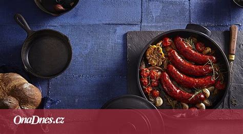 Domáca klobása pečená s vínom a zemiakmi