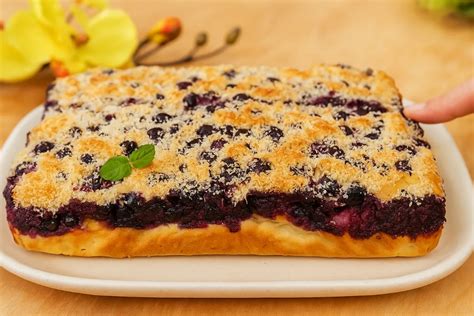Naporciovaný kysnutý koláč s ovocím, pripravený na servírovanie s polevou alebo šľahačkou