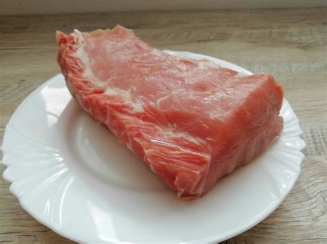 Obrázok postupu obaľovania mäsa v strúhanke a vajci
