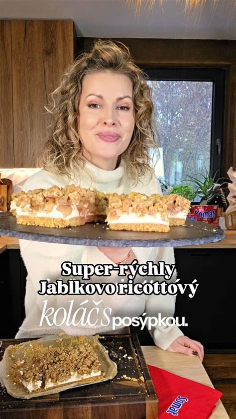 rez hotového slivkového koláča s ricottovou plnkou