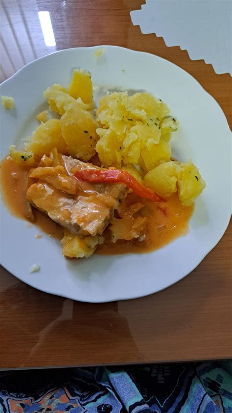 Servírovanie kuracieho guláša s varenými zemiakmi