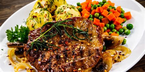 servírovaná grilovaná krkovička s prílohami