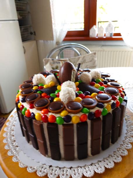 Farebná bezlepková narodeninová torta