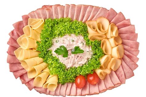 Misa so šalátom zo šunky a syra, s pečivom vedľa
