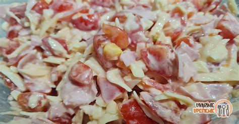 Ingrediencie na šalát so šunkou, syrom a ovocím