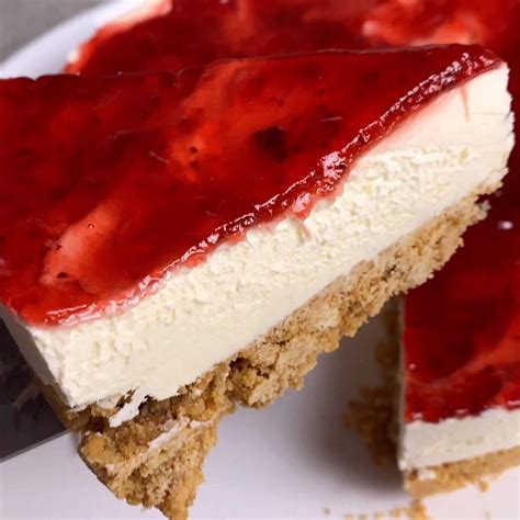 Nepečený cheesecake s jahodovým džemom