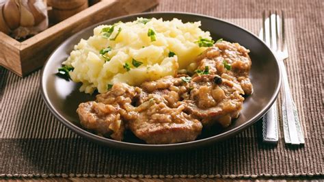Hotové bravčové karé s lečom v omáčke