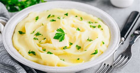Voňavá zemiaková kaša s čerstvými bylinkami