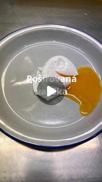 Detail pošírovaného vajíčka na tanieri