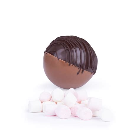 Čokoládová guľa s marshmallow v hrnčeku s horúcim mliekom