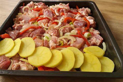 Mix mäsa a zeleniny z jedného plechu