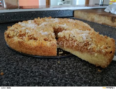 Hotový drobenkový koláč s jablkami