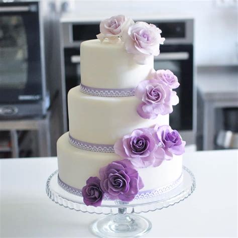 Ukážka torty zdobenej ručne vyrobenými kvetmi z poťahovej hmoty
