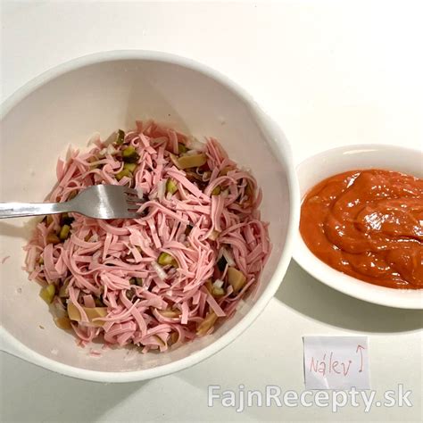 Základné ingrediencie pre šalát z mäkkej salámy a syra